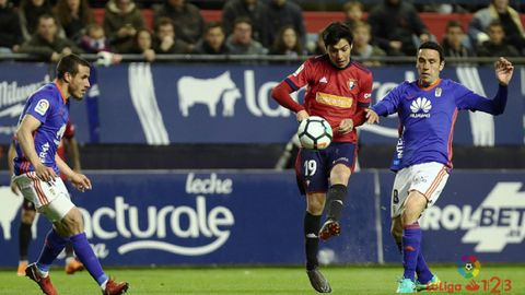 Folch disputa un bal�n con Borja Lasso