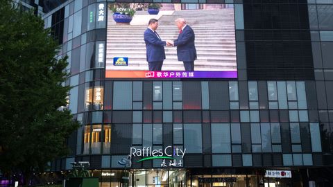 Emisi�n del encuentro de Xi y Trump en una pantalla en el centro de Pek�n.