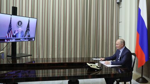 Biden saluda a Putin, durante el inicio de su cumbre virtual.