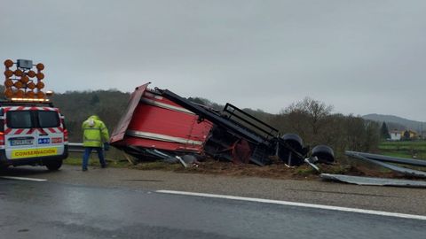 El accidente del camin en la A-52 en San Cibrao das Vias ocurri de madrugada.