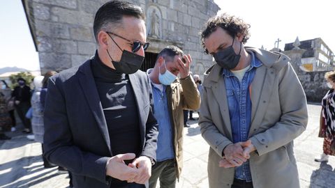 «Queremos justicia». Ricardo, con gafas, junto a sus dos hermanos, reivindicó un mayor castigo penal contra el conductor acusado de provocar el choque mortal y que quintuplicó la tasa de alcohol tras el siniestro en Salceda