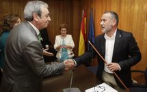 El alcalde saliente, Manuel Rivas (PP), felicita al nuevo regidor, �scar Garc�a Pati�o, de UxC. 
