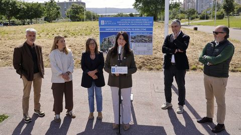 La conselleira, responsables del proyecto y autoridades visitaron la parcela 14 de O Bert�n.