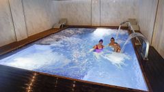 Un grupo de ourensanas disfruta del spa del Hotel Oca Imi