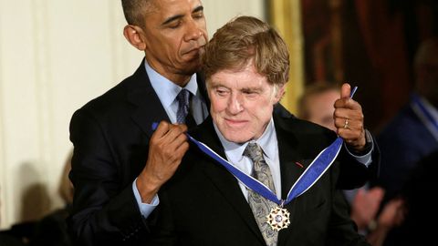 Barack Obama condecora a Robert Redford en el año 2016 en la Casa Blanca