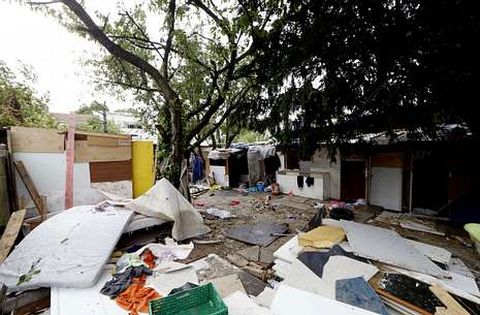 Una parte del campamento cerca de Par�s en el que viv�a el joven gitano atacado. 