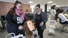 La profesora �ngeles muestra c�mo trabajar a una de las alumnas del curso de peluquer�a.