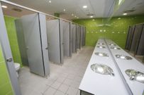 Los vestuarios disponen de un �rea para duchas y otra de ba�os. 