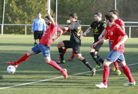 �scar M�ndez, a la izquierda, conduce un bal�n en un partido en O Sango�edo. 