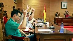 Abal, a la izquierda, s� vot� los presupuestos junto a sus compa�eros de gobierno