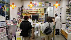 Imagen de archivo de una farmacia abierta en Ourense.