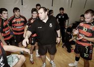 Budi alecciona a sus jugadores durante un tiempo muerto en el partido ante el �rtabro.