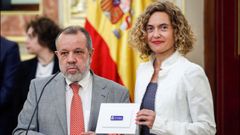 El Defensor del Pueblo en funciones, Francisco Fern�ndez Marug�n, hace entrega a la presidenta del Congreso, Meritxell Batet, el informe anual de su instituci�n