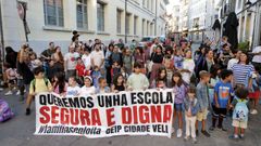 La comunidad educativa del CEIP Cidade Vella protest� este jueves a las puertas del colegio para exigir su reforma integral