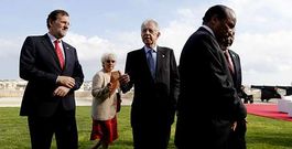 Rajoy con Monti, durante la cumbre de pa�ses celebrada ayer en La Valeta (Malta).