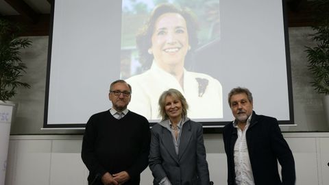 Pastor Lorenzo, María Rey y Luis Menéndez, en el acto iniciado con un minuto de silencio por Victoria Prego