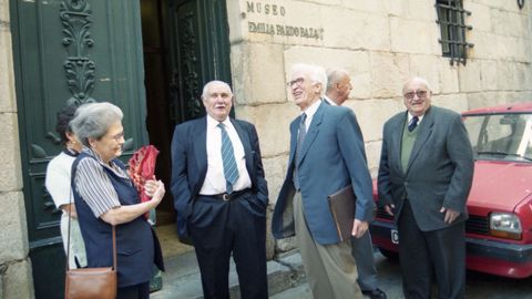 Constantino Garc&iacute;a e Xos&eacute; Neira Vilas -no centro da imaxe-, &aacute;s portas da sede da Real Academia Galega. &Aacute; esquerda, Anisia Miranda e detr&aacute;s dos acad&eacute;micos, os tam&eacute;n membros da RAG Antonio Gil Merino e Antonio Meijide Pardo.