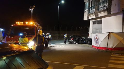 El conductor del Renault Mgane perdi el control del coche y se fue a estrellar contra un edificio situado en el borde de la carretera