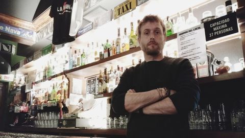 David Barroso, tras la barra de La Mina, se prepara para vaciar neveras y recoger el local antes de cerrar