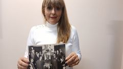 Mariel Vales, en el Centro Galicia de Buenos Aires, con la imagen que ella y otra compa�era encontraron de Castelao, tomada en 1945 ante un busto de B�veda.