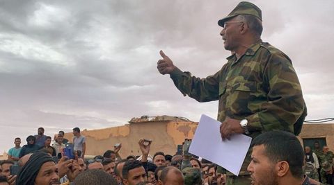 Un dirigente del Frente Polisario se dirige a un grupo de personas en uno de los campos de refugiados saharauis en Rabuni, Argelia