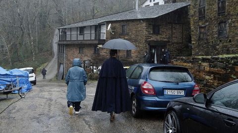 Un actor con capa se encamina al puestos de rodaje esta semana en Seceda