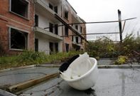 Edificios en construcci�n o solo con la estructura han quedado por A Mari�a tras el bum urban�stico. 