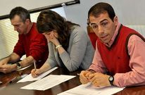 El teniente alcalde, la secretaria y el regidor, durante la celebraci�n de un pleno. 