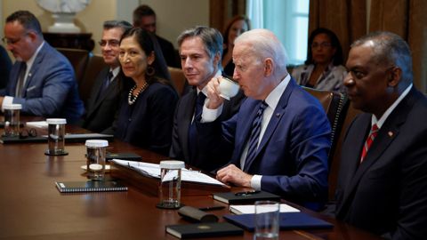 Joe Biden se toma un caf� durante la reuni�n con su Gabinete, en la que analiz� los seis primeros meses de su estancia en la Casa Blanca