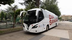 Autob�s de donaci�n de sangre estacionado en la praza do Concello de Carballo.