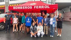 Los bomberos y el alcalde posan junto a Jaime Dom�nguez. 