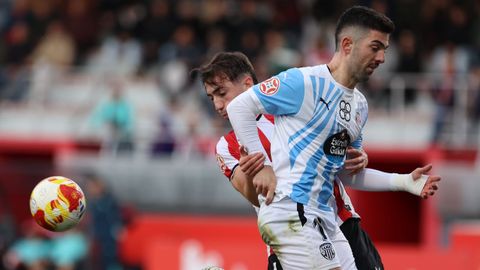 Unzueta, en un lance con un rival en el reciente partido del Lugo en Lezama frente al Bilbao Athletic