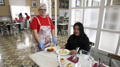 Lidia Paredes, en una imagen tomada este s�bado en la Cocina Eco�mica de Ferrol, adonde acude a diario con sus dos hijos