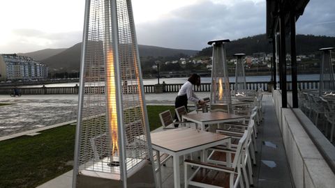 La terraza del Urban goza de una excelente ubicación junto a la ría viveirense