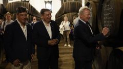 El comisario europeo de Agricultura, Janusz Wojciechowski firma una barrica en Bodegas Alvear