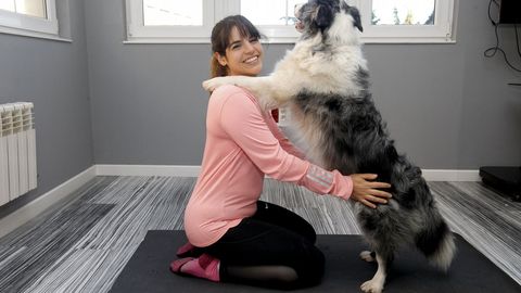 Patricia Guerrero, haciendo posturas en una sesin de doga