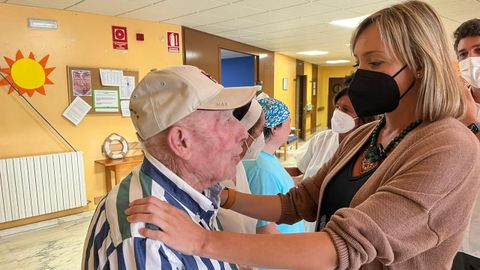 La conselleira de Política Social e Xuventude, Fabiola García, en la visita a la residencia de O Incio