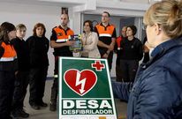 Integrantes de la agrupaci�n de Ponteceso muestran un desfibrilador, que cost� unos 1.800 euros.