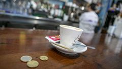Lourdes G&oacute;mez mantiene desde hace m&aacute;s de un a&ntilde;o el caf&eacute; a 1,30 en O Bareto, en O Cabo da Cruz