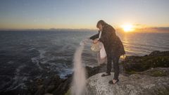 La familia de Alejandro Casta�o ech� ayer sus cenizas en Fisterra