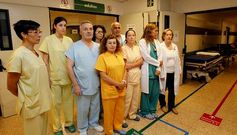 Carmen Varela, primera por la derecha, y otro personal de urgencias del Cl�nico que trabaj� durante la noche del accidente.