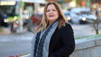 María Jesús Martínez Borjas este viernes en la plaza de América de Vigo, junto a su despacho