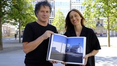 Los dos autores, con el libro que ha sido seleccionado en el certamen de PhotoEspa�a