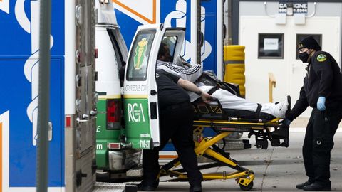 Sanitarios trasladando de urgencia a un paciente covid en Brooklyn, Nueva York