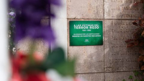 Placa de Vox en el cementerio de Jove como homenaje a 62 gijoneses asesinados en 1936