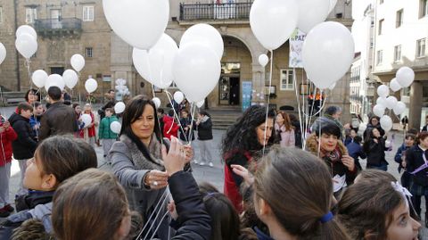 Paz Ourense.Lectura de manifiesto y suelta de globos en la praza Maior de Ourense