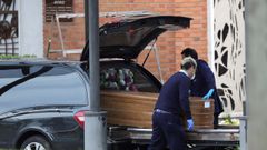 Un coche f�nebre en el acceso del crematorio del cementerio de La Almudena, en Madrid