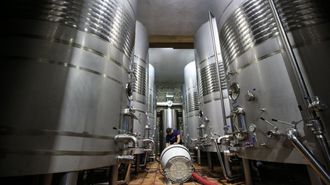 Las bodegas m�s grandes cuentan con sistemas de extracci�n de gases y las m�s peque�as utilizan la ventilaci�n