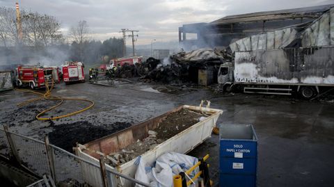 Cenizas tras el voraz incendio en la nave de reciclaje de Acteco en el polígono industrial de Sabón, en Arteixo