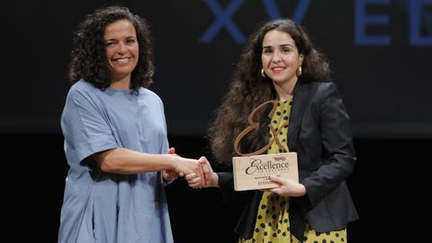 Mejor destino de cruceros. La presidenta de Portos de Galicia, Susana Lenguas, entreg� el premio a Nazli Seza Onat, consejera comercial de la Embajada de Turqu�a en Espa�a.